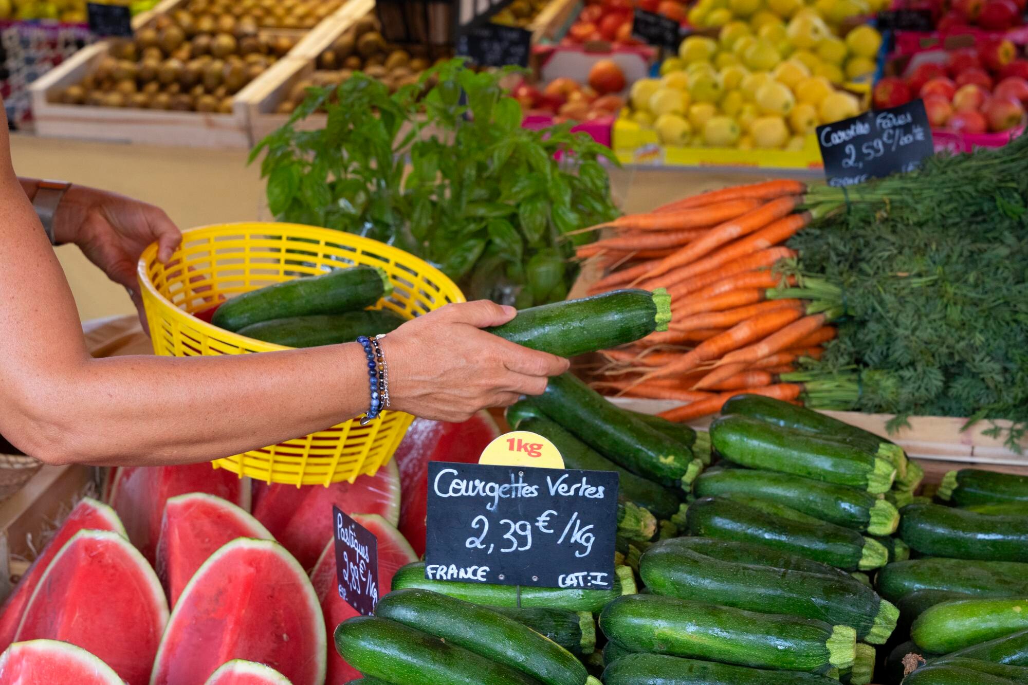 Variedad de verduras y frutas frescas dispuestas en un puesto de mercado